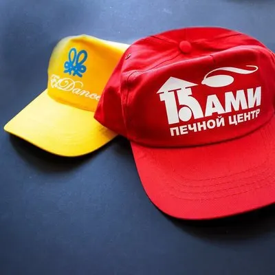 Печать на кепках — пример работы типографии «120 Грамм»